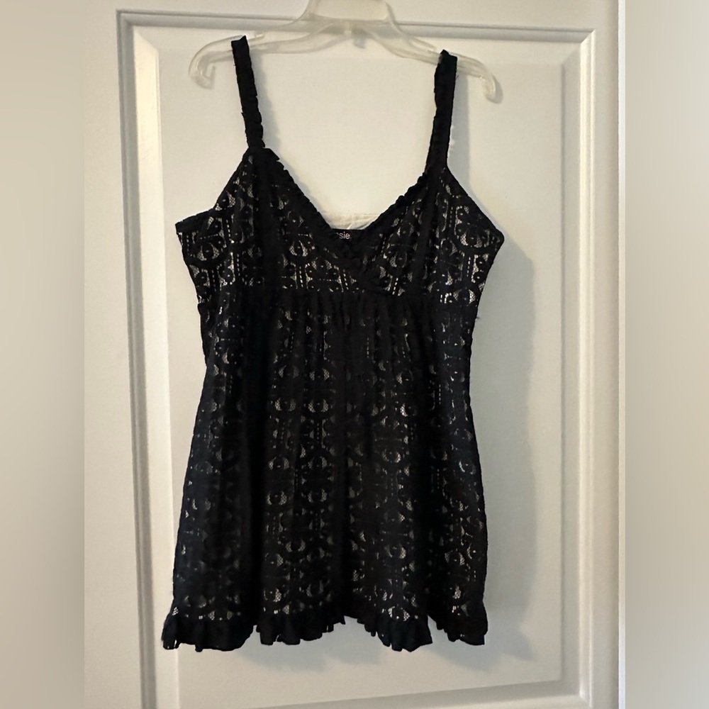 Black and white lacy camisole. Kenzie. size L